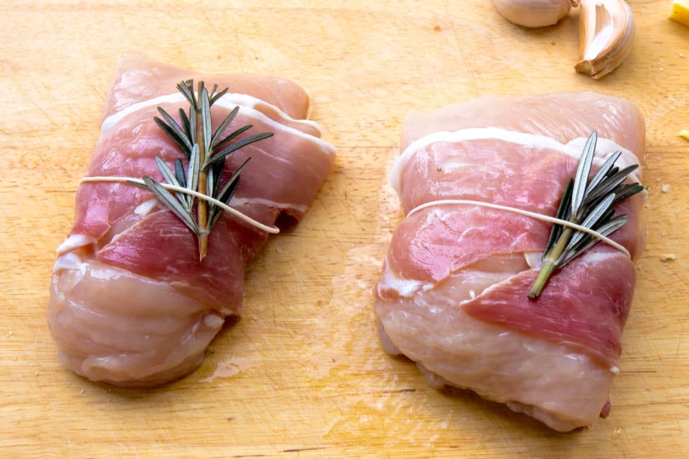 making prosciutto wrapped chicken bites | Classpop Shot 3