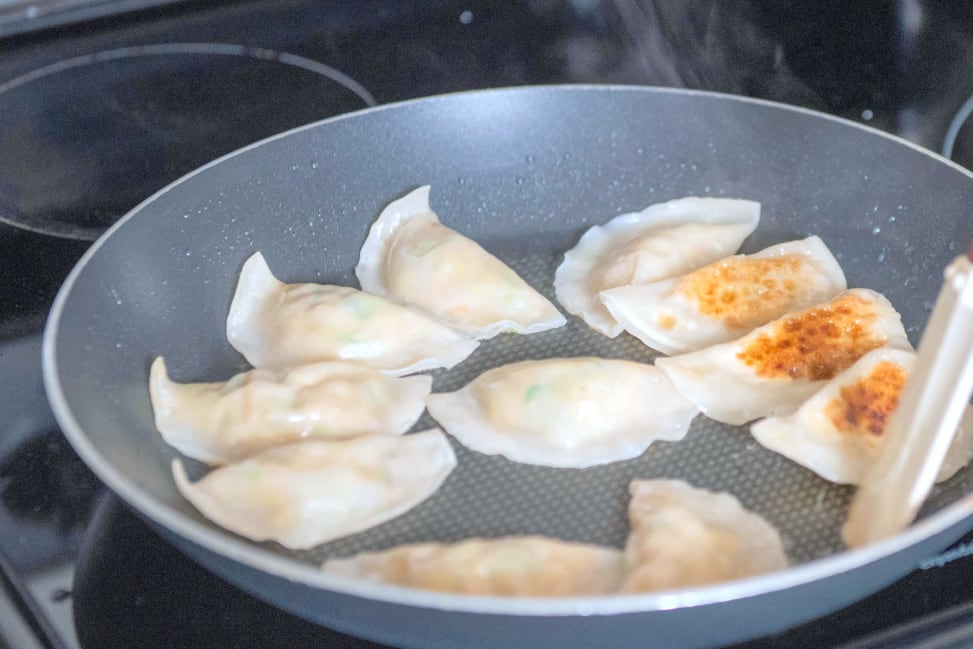 chef pan frying gyoza | Classpop Shot 2
