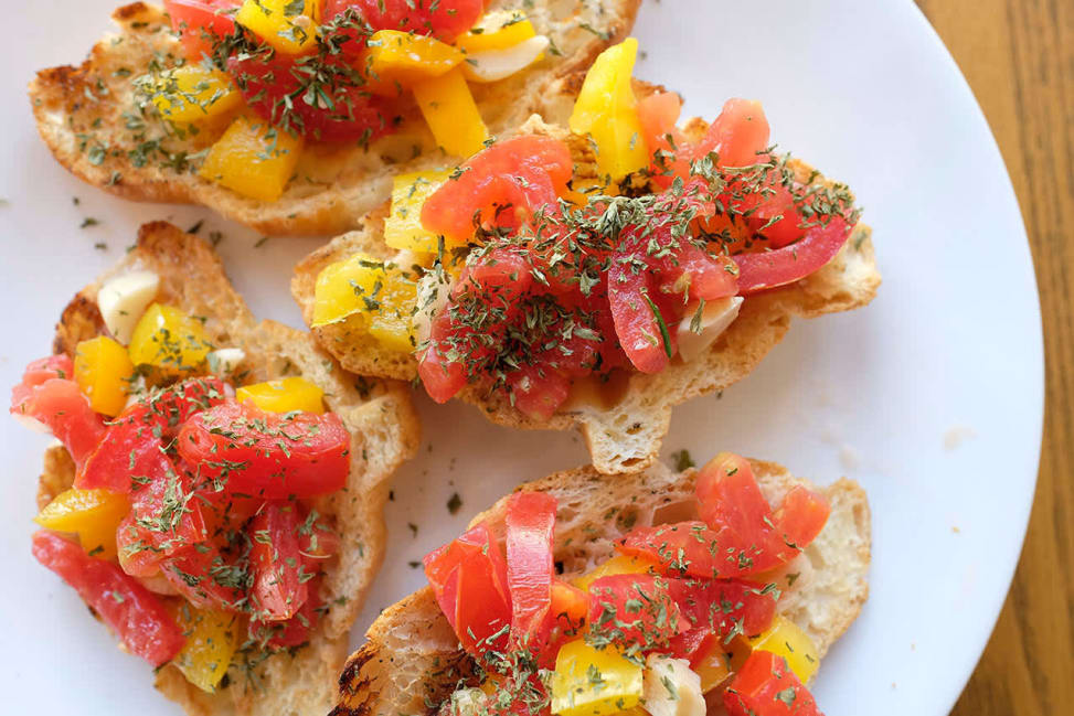 bread with tomatoes and dried herbs | Classpop Shot 3