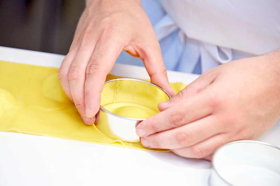 cutting lobster ravioli | Classpop Shot 3