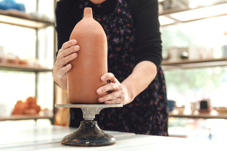 How to tell the difference between porcelain and pottery