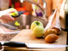 Corporate Cooking Class - Team Building Activités in San Francisco: Cutting apples
