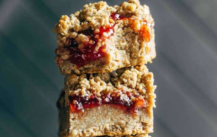strawberry oat crumble bars are satisfying and delicious