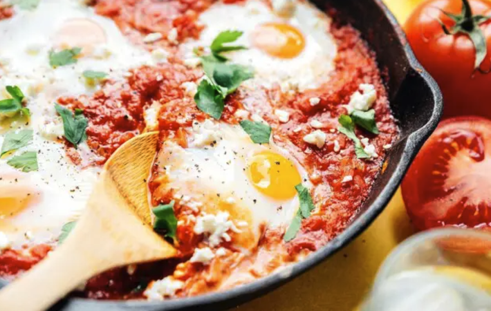 shakshuka is a versatile keto lunch idea