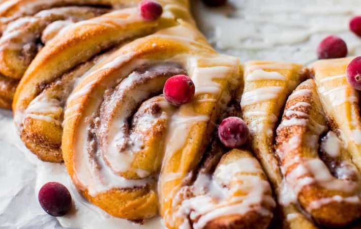cinnamon roll wreath makes christmas breakfast a little more festive