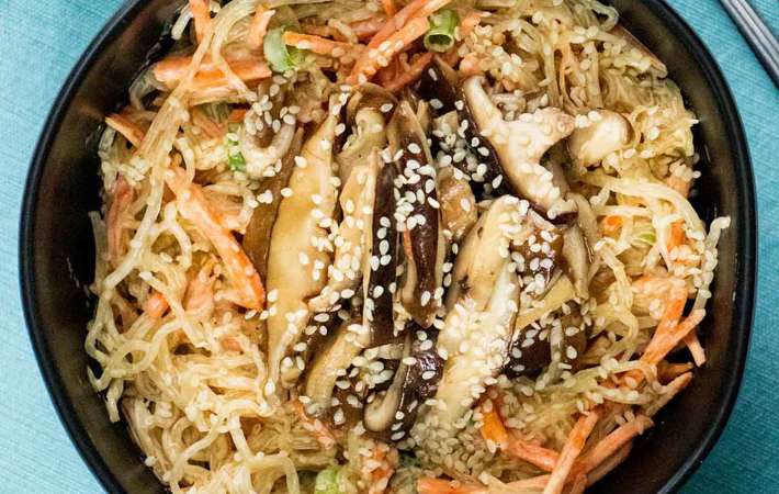 sesame-shiitake kelp noodles with homemade peanut dressing is a pasta based healthy keto lunch idea
