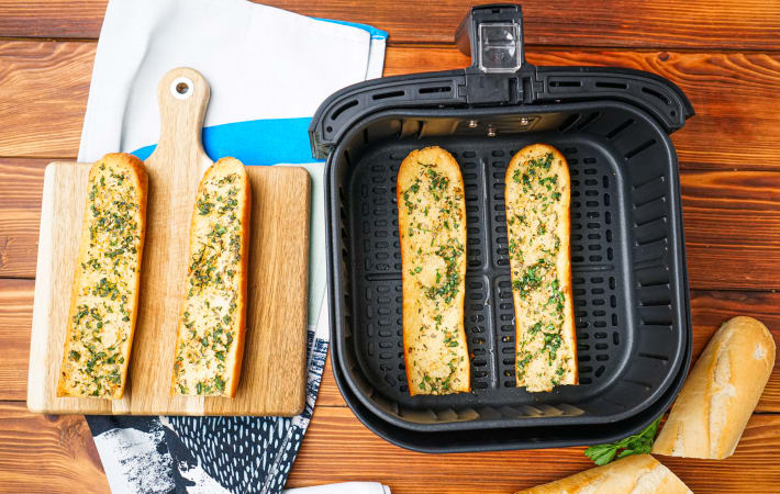 how to make garlic bread in the air fryer
