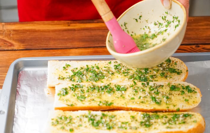 how to make garlic bread in the oven