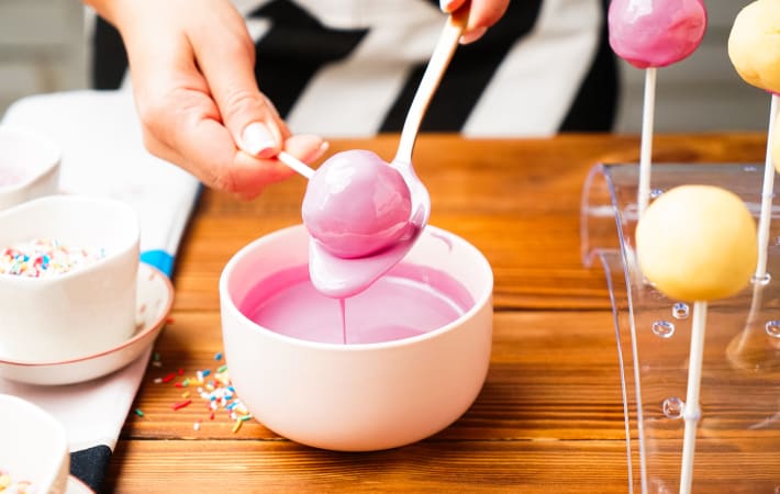 how to dip cake pops