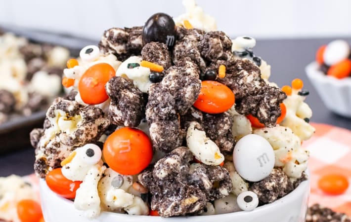cookies and cream halloween popcorn is a sweet and salty easy halloween dessert