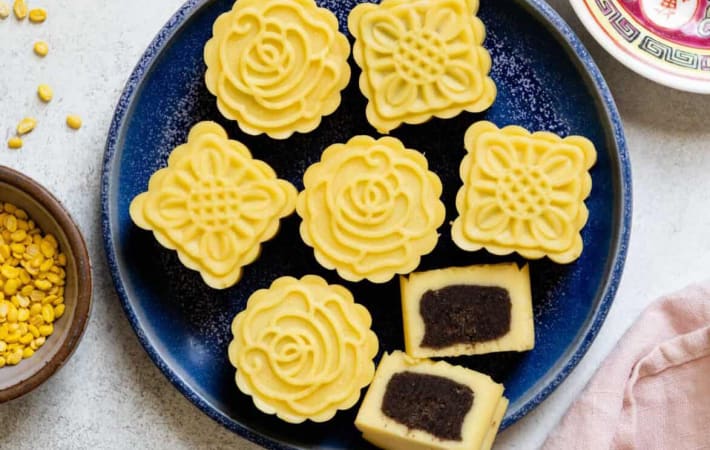 mung bean cakes are not too sweet asian desserts