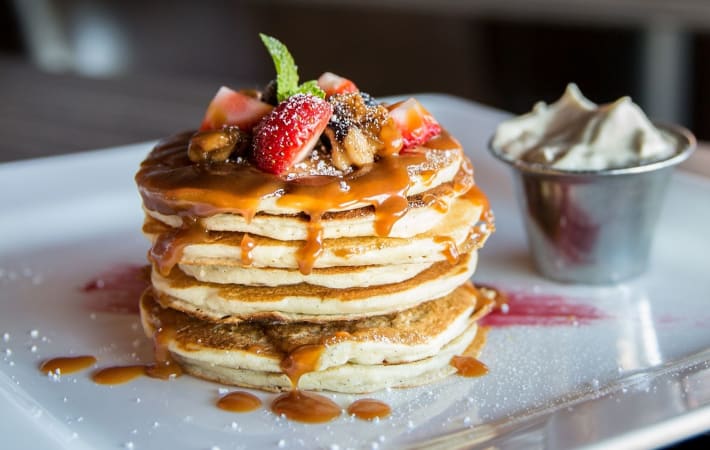 https://res.cloudinary.com/hz3gmuqw6/image/upload/c_fill,h_450,q_auto,w_710/f_auto/best-pan-for-pancakes-phphy6Maj