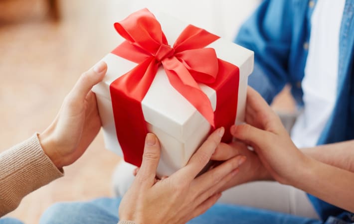 Gifts for Elderly Mom: 15 Thoughtful Ideas that Actually Warm Her