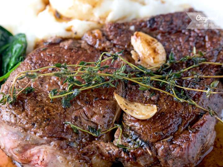 sirloin steak with bordelaise sauce and mashed potatoes