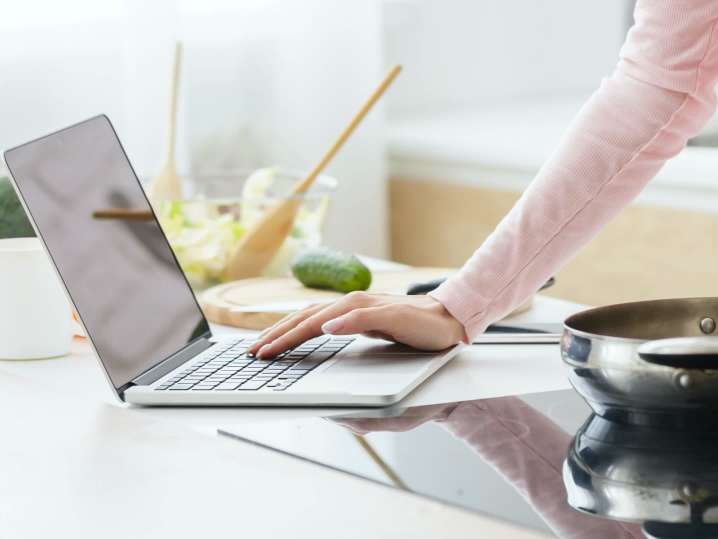 person taking an online cooking class at home | Classpop Shot
