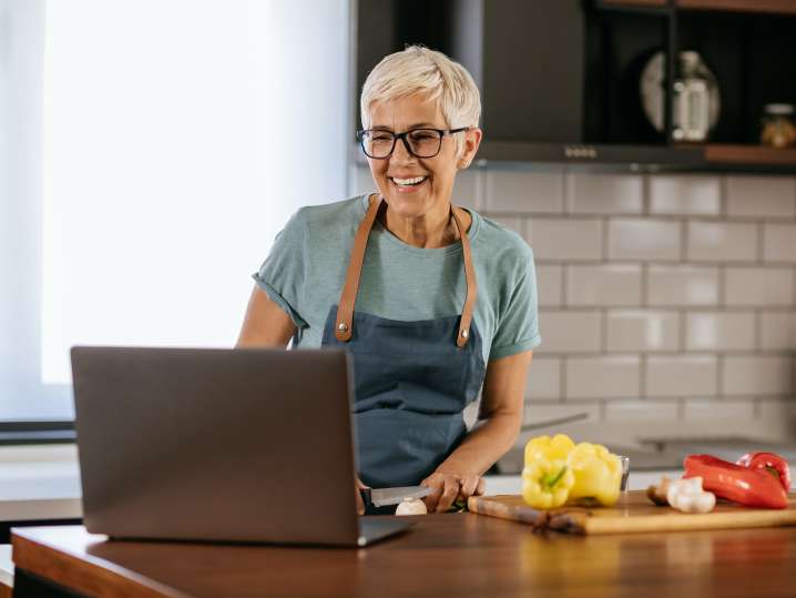 woman taking an online cooking class | Classpop Shot