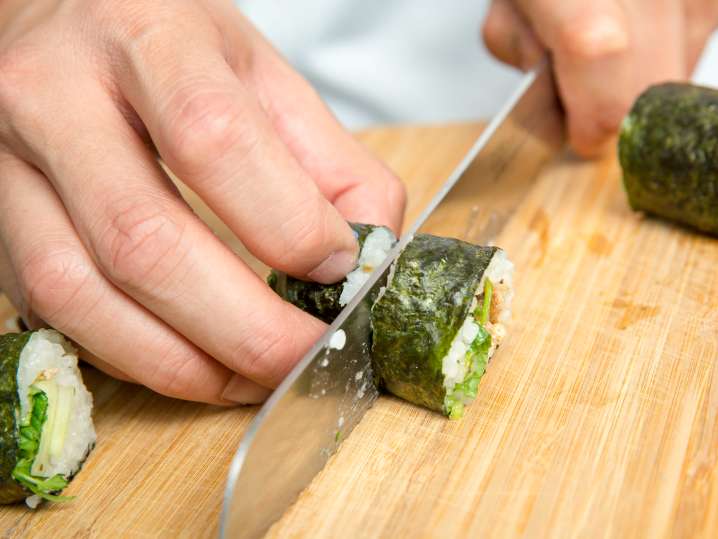 Slicing California roll | Classpop Shot