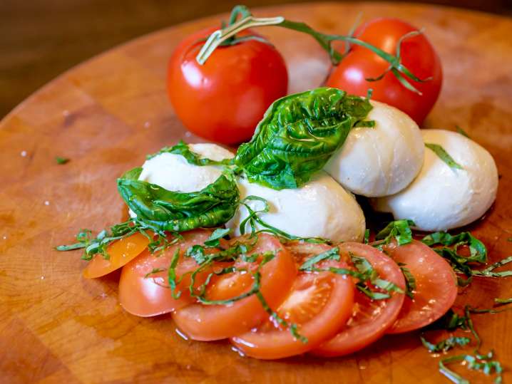 fresh tomatoes with homemade mozzarella | Classpop Shot