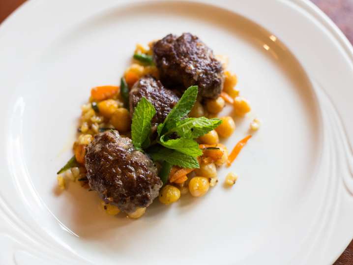 Grass fed beef with chickpeas and corn | Classpop Shot