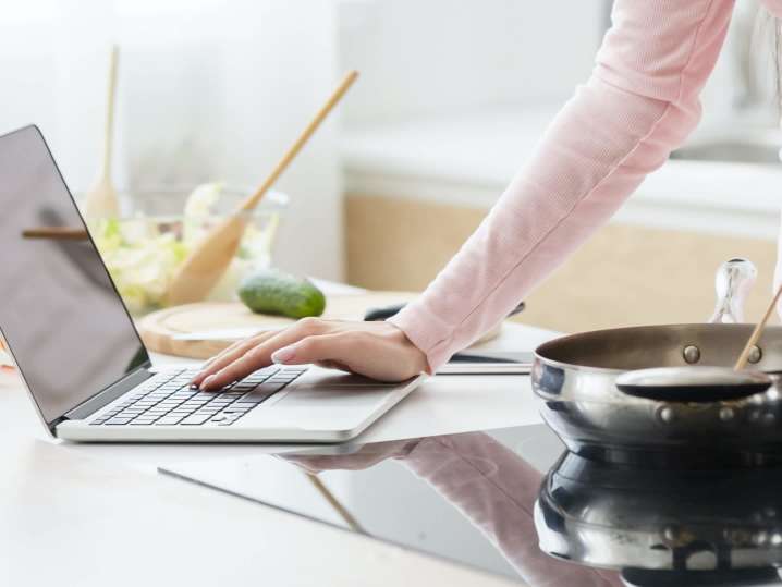 woman taking an online cooking class | Classpop Shot