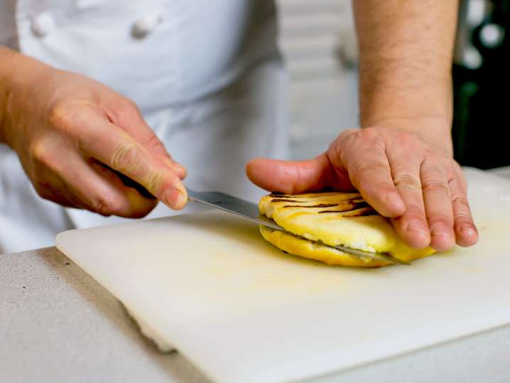 chef slicing arepas | Classpop