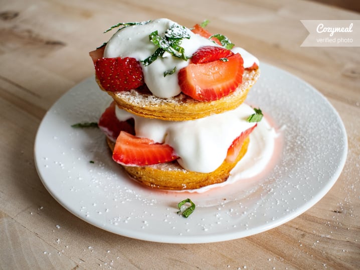 strawberry shortcake with cream
