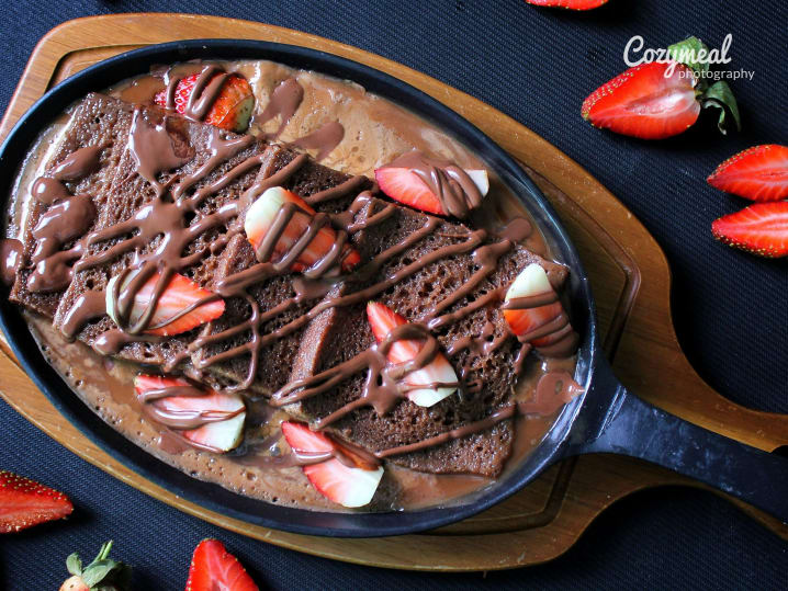 Chocolate CrÃªpes with Berries