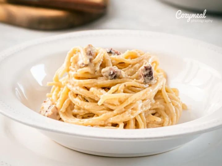 Bowl of creamy fettuccine carbonara with pancetta.