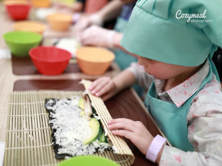 kids cooking class rolling sushi