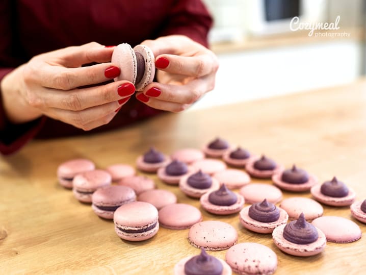 Assembling macarons