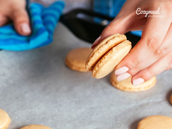 Assembling macarons