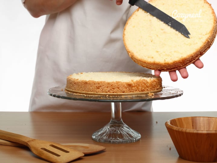 Assembling sponge cake