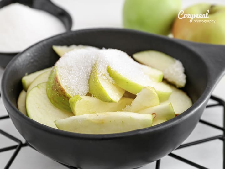 Caramelizing apples
