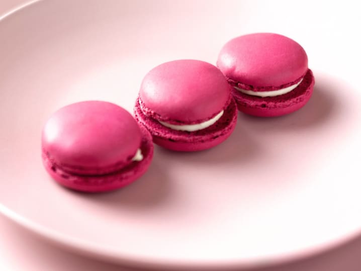 Cherry cheesecake macaron