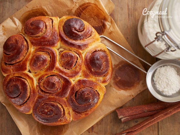 Cinnamon Roll Cake top view with cinnamon and icing sugar on the side
