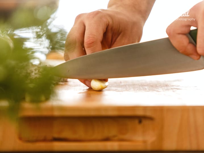 Cutting garlic