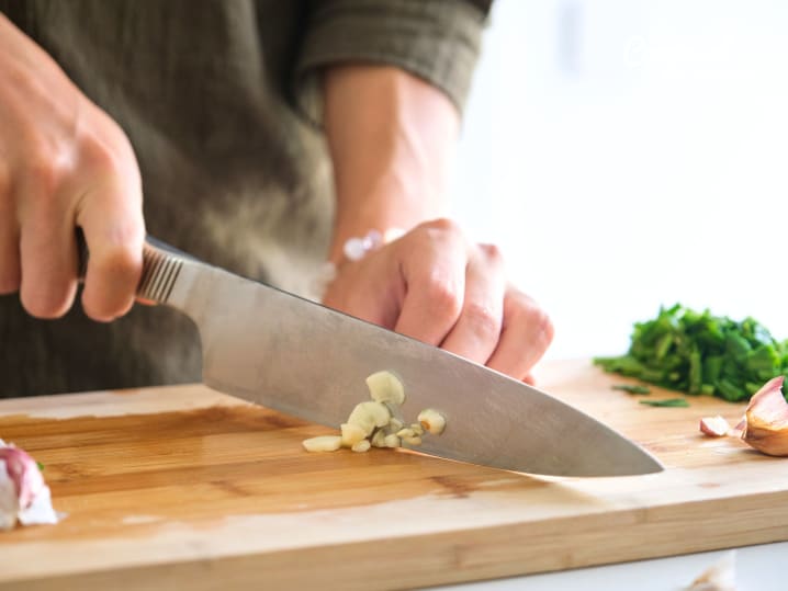 Cutting garlic