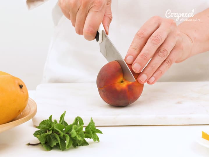 Cutting nectarines