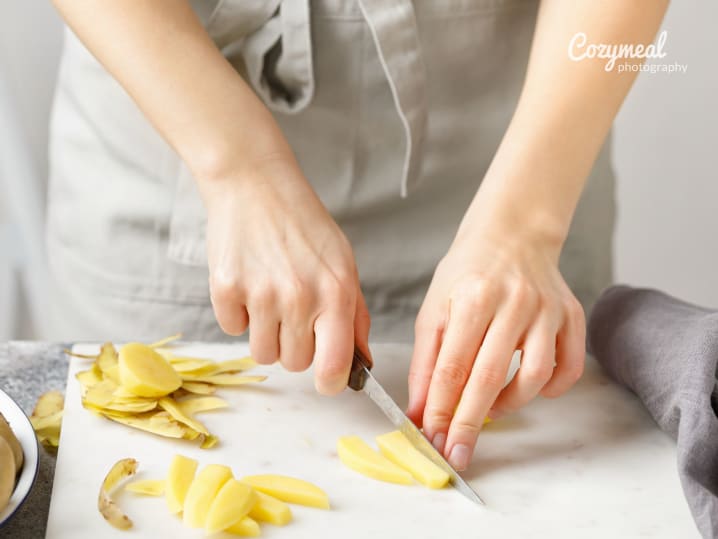 Cutting potatoes