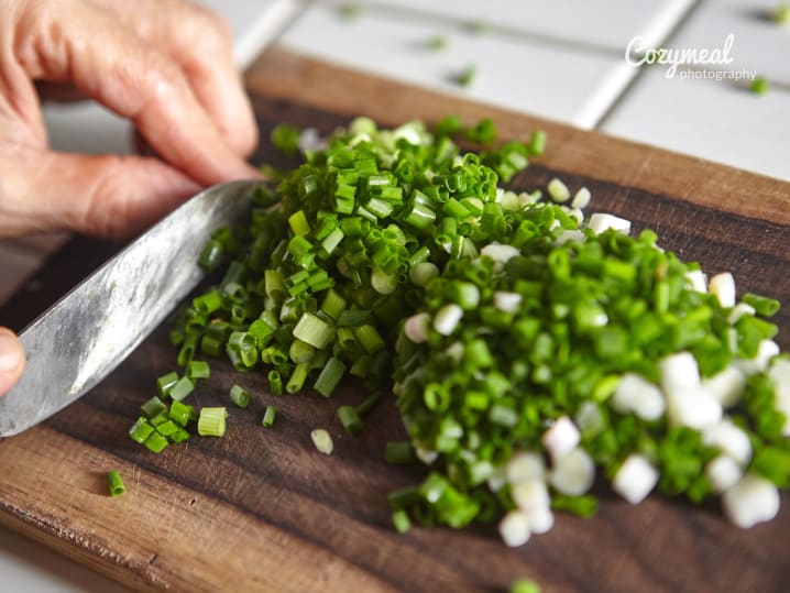 Cutting scallions