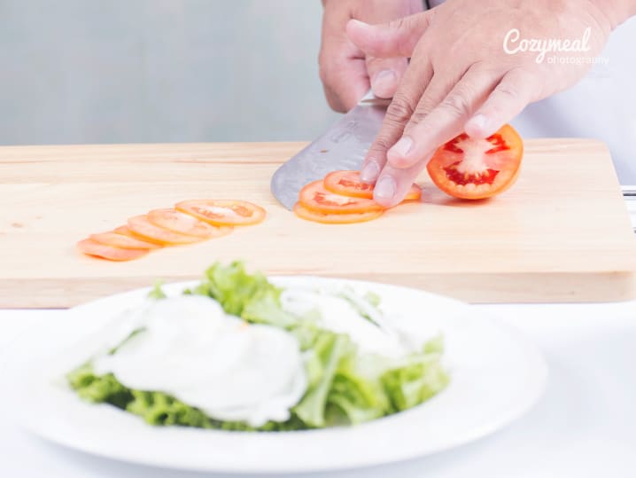 Cutting tomatoes