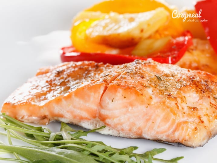 Grilled salmon fillet with herbs and vegetables