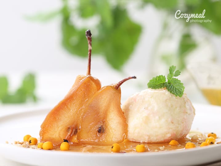 Honey roasted pers and vanilla ice cream