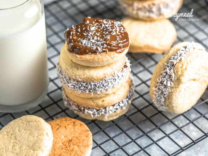 Making  alfajores