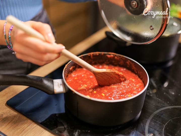 Making tomato sauce