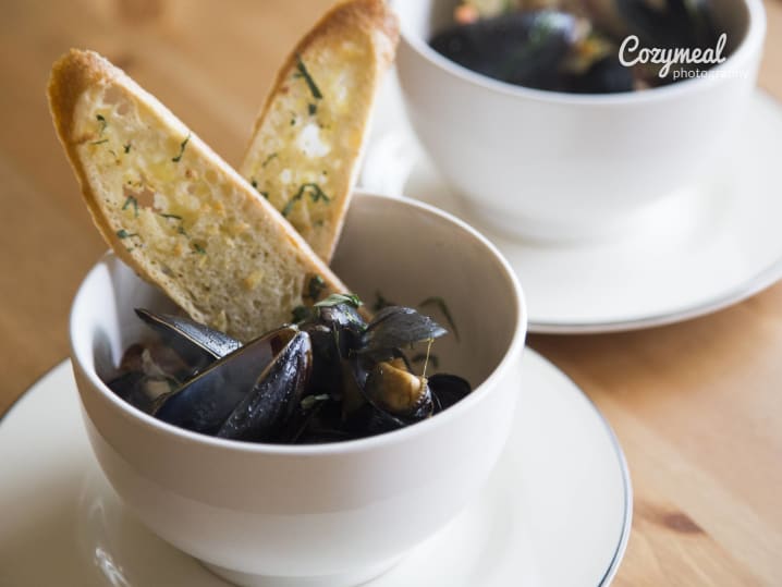 Mussels in wine sauce, parsley, garlic, lemon and butter