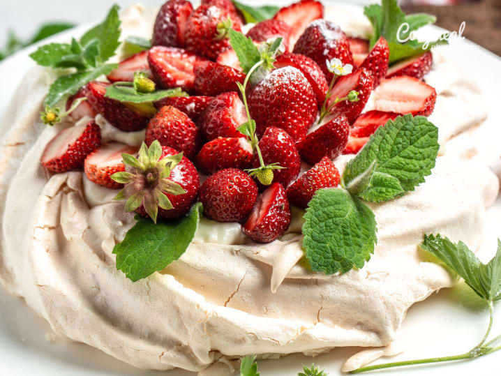 Pavlova with fresh fruit