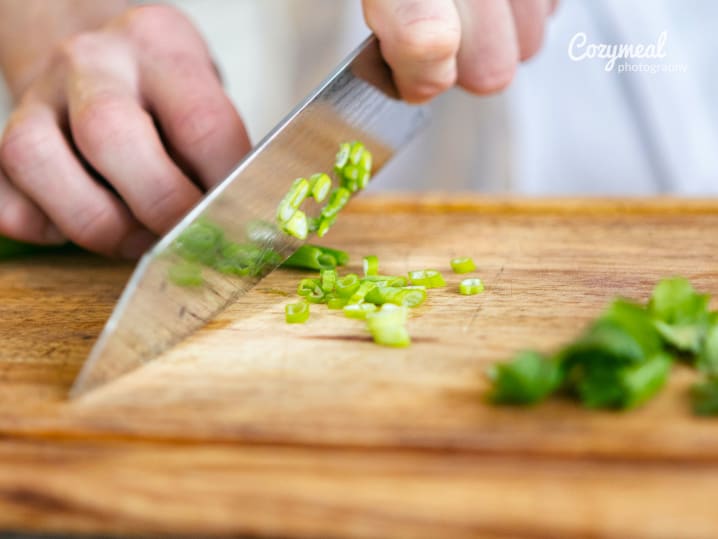 Photo 2   chef slicing green onions