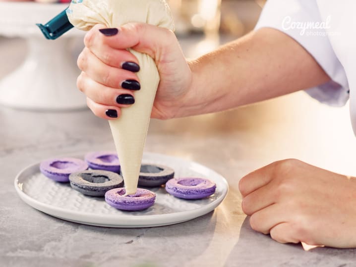 Piping cheesecake filling