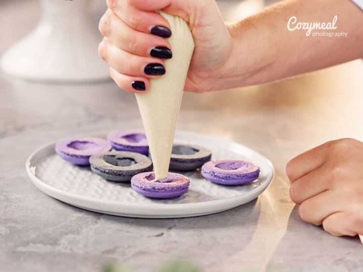 Piping macaron filling